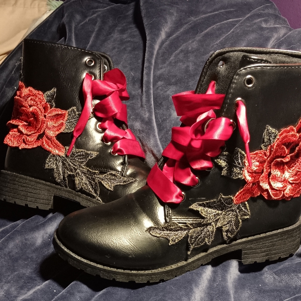 Black and Red Floral Embroidered Women's Boots